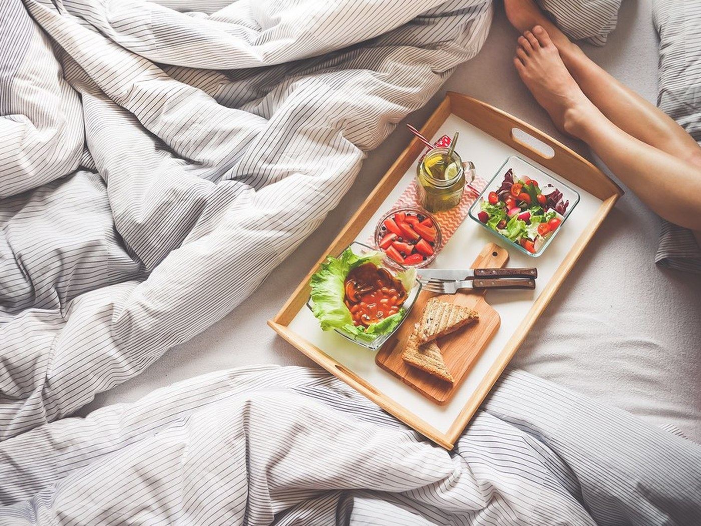 Layanan room delivery makanan dan minuman ke kamar GUMIR Haven
