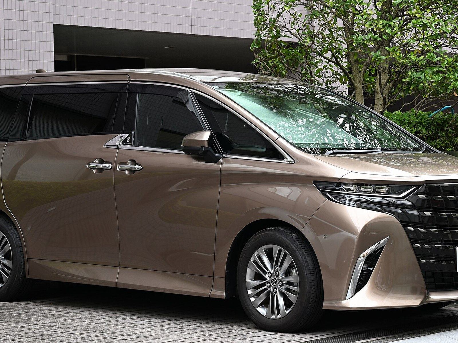 Toyota Alphard untuk layanan airport transfer dan rent car GUMIR Drive